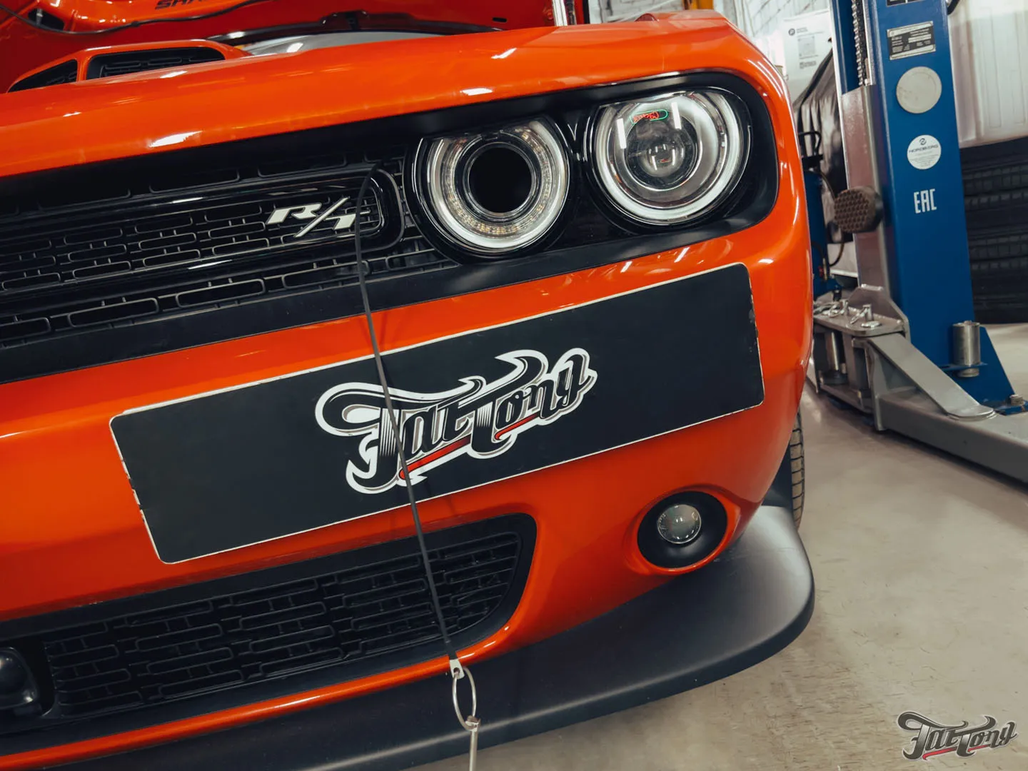 Техническое обслуживание яркого Dodge Challenger Shaker